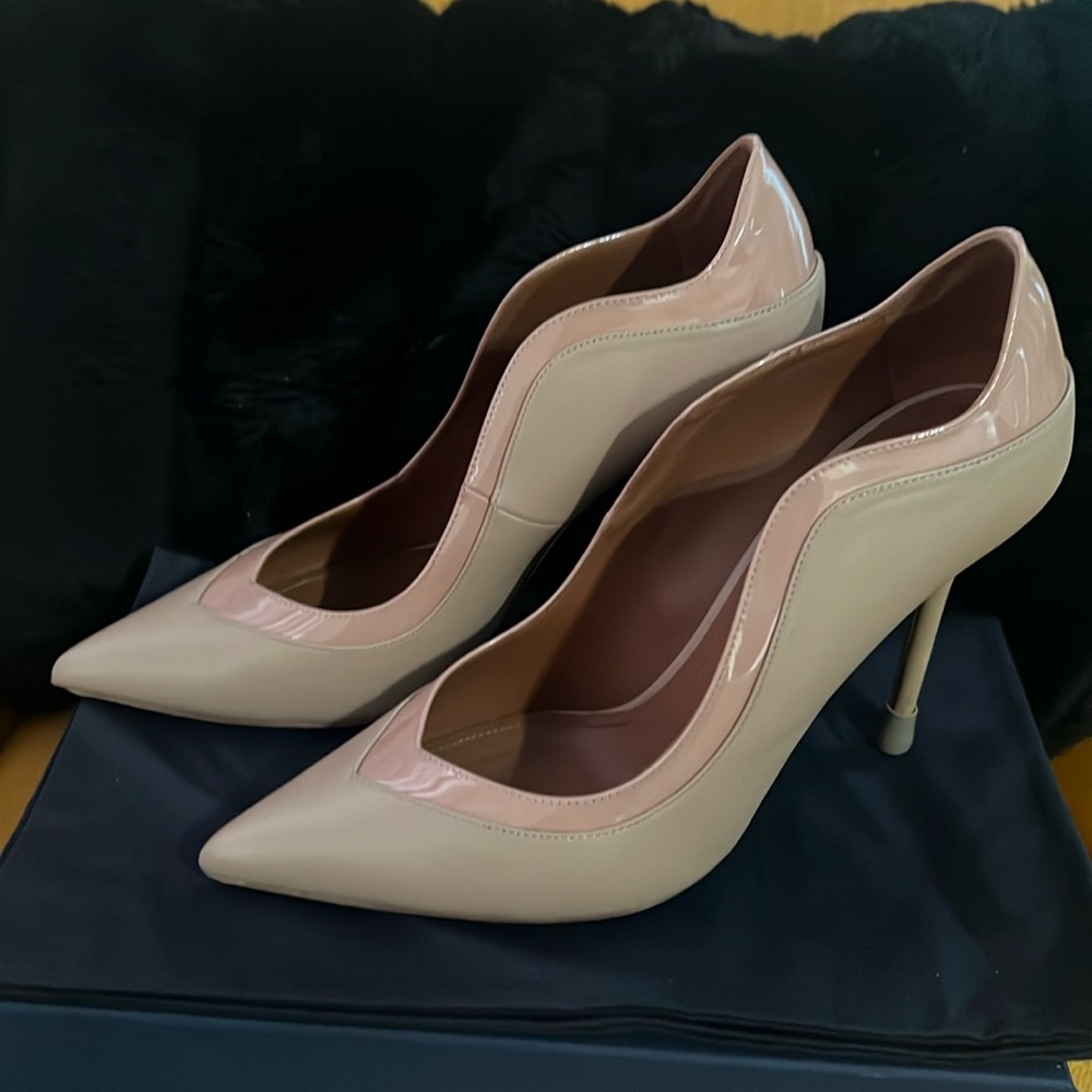 Malone Souliers Leather Pumps
Neutrals
Patent Leather Trim
Pointed-Toes